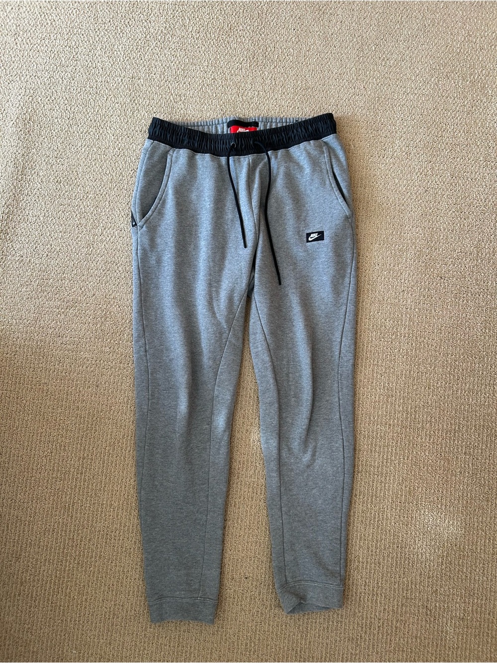 Nike men’s joggers, size medium. Nice style, very good condition. Pockets!